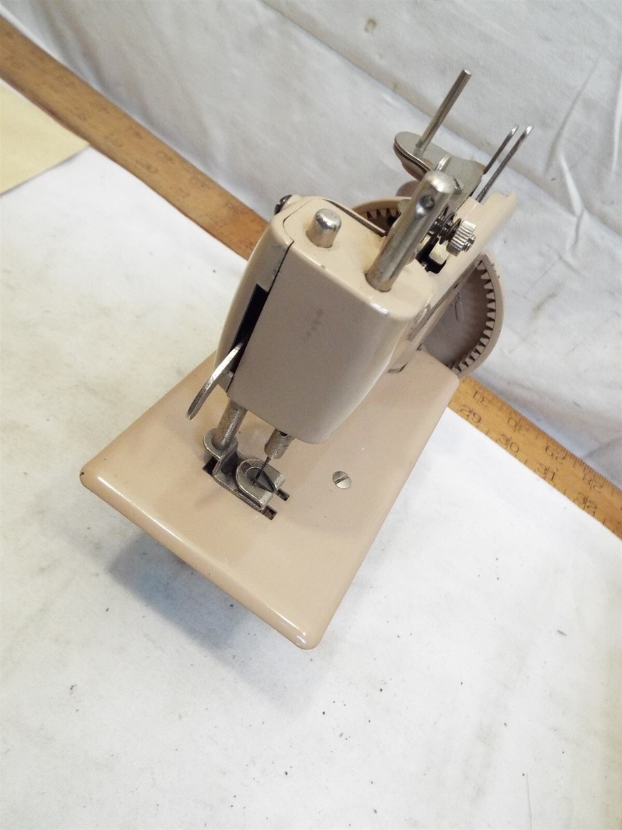 Singer No 20 Sewhandy Child's Toy Sewing Machine Box Clamp Sew