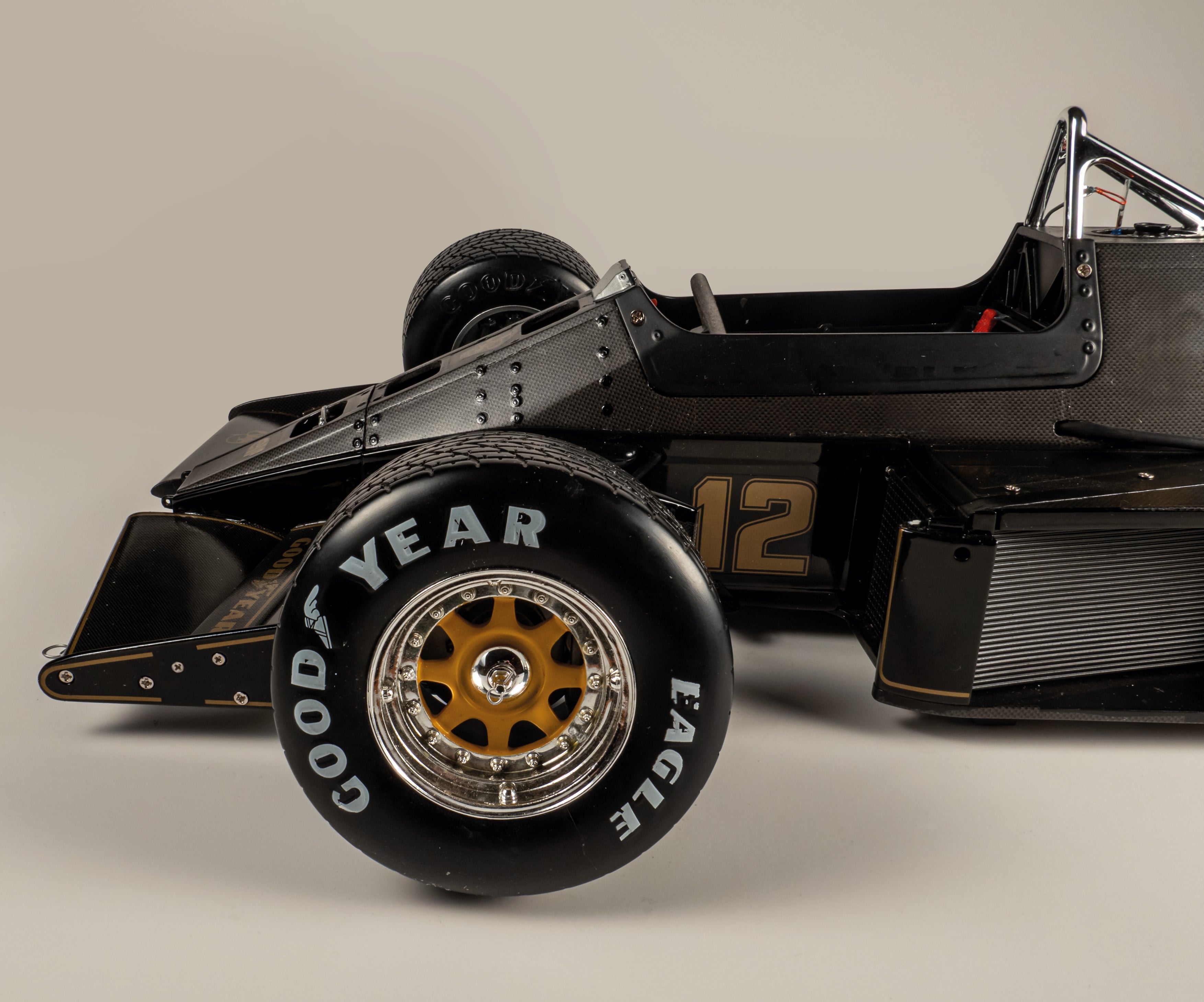 アイルトン・セナをF1初勝利に導いた伝説のマシンを組み立てる