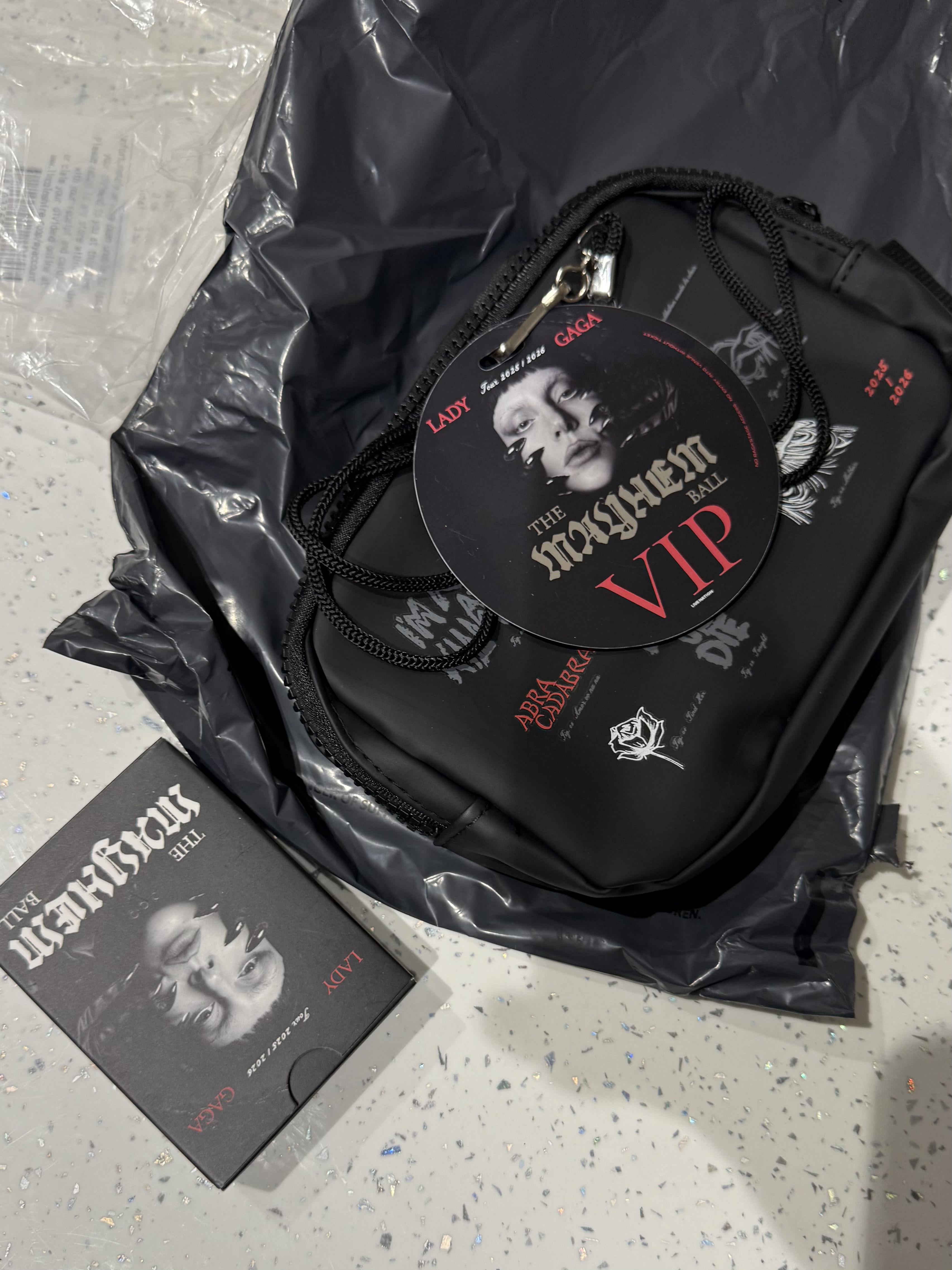 ミュージシャン LADY GAGA THE MAYHEM BALL VIP GOLD MERCH