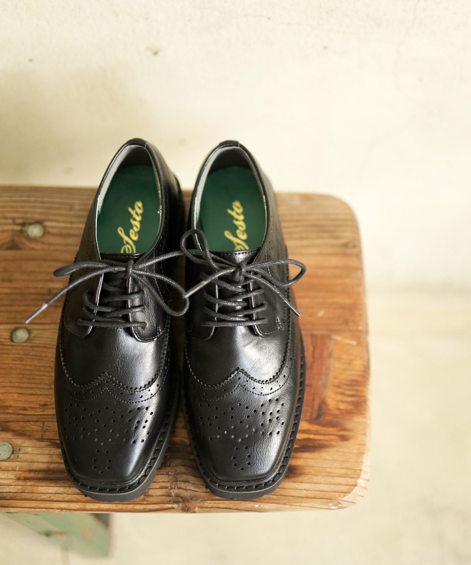 軽量ソールのウイングチップレースアップマニッシュシューズ | SESTO