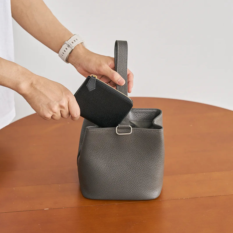 巾着レザーバッグ ダークグレー – HushTug