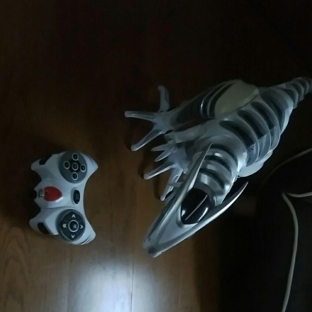 ロボザウルス Amazon | 恐竜型ロボット IRロボザウルス リモコンで動く 全長約76cm