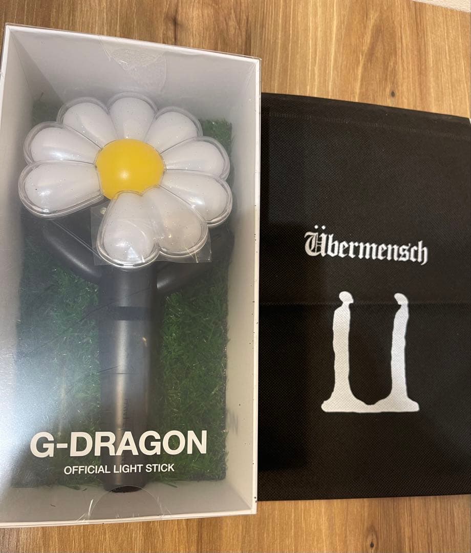 新品未使用】BIGBANG G-DRAGON 花型ペンライト フォトカード付き / G-DRAGON OFFICIAL LIGHT STICK 公式ペンライト
