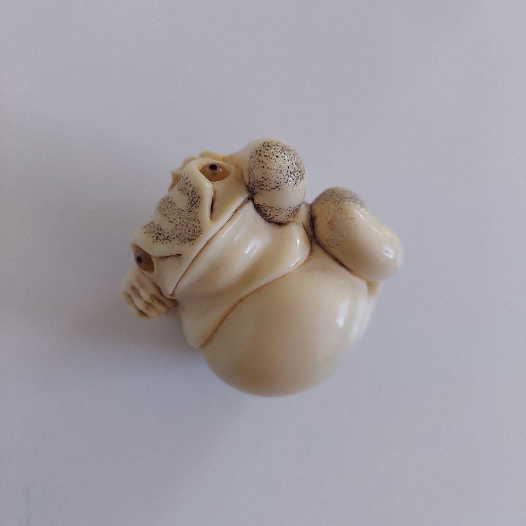 根付　寝転蛙　現代根付　蛙　カエル 根付（黄銅製）ひつじ草に蛙 小／かえる・カエル 和装小物（帯・半襟