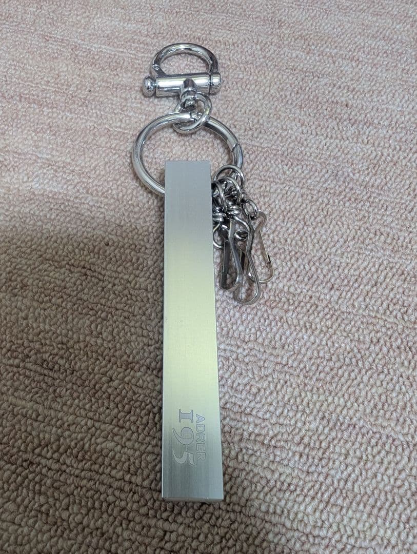 ADRER メタル レトロ ホテル キーリング - リミテッド 999 ADRER（アドラー）の「Metal retro hotel key ring - limited 999