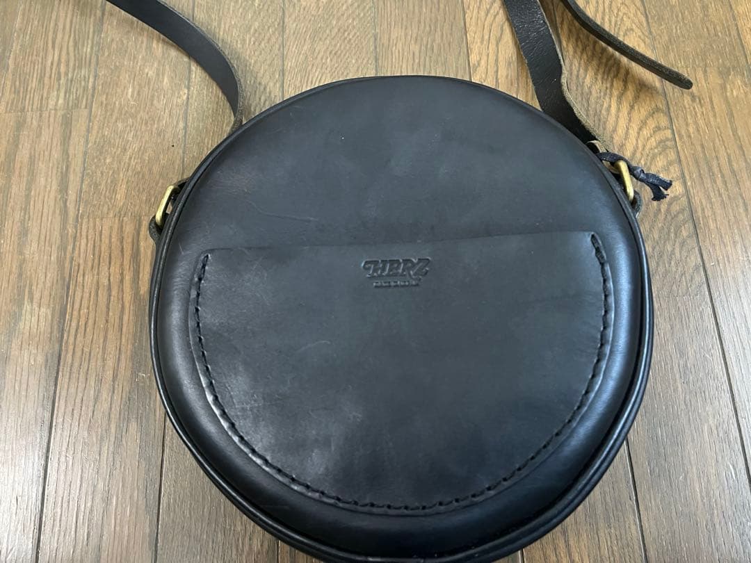 た*す様 HERZ ショルダーバッグ ダブルポケットが目を引くハードレザーの2wayショルダーバッグ / 革鞄