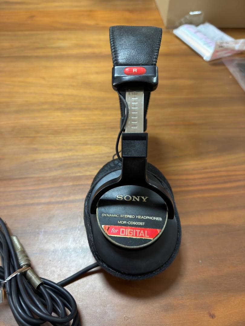SONY MDR-CD900ST 業界標準有線ヘッドホン SONY MDR-CD900STをレビュー。業界標準機の超定番モニターヘッドホン