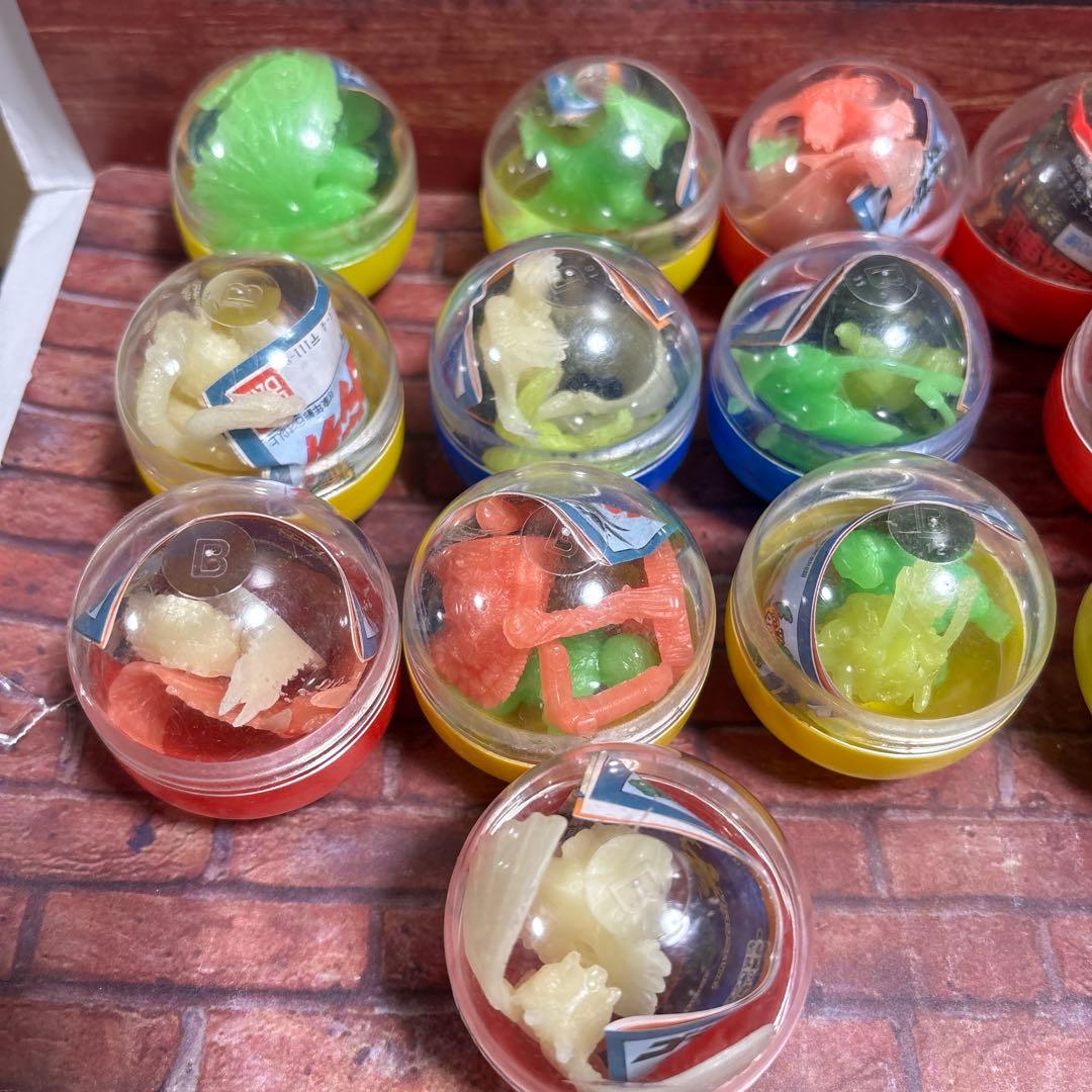 カ*君様 【当時モノ】ガシャポン ゴジラ カプセルトイ30個セット