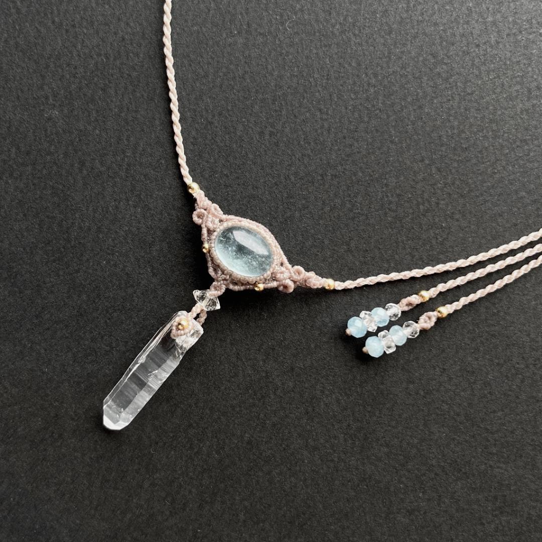 ヒマラヤ産クリスタル+アクアマリンのマクラメ編み 天然石ネックレス ヒマラヤ産クリスタル+アクアマリンのマクラメ編み 天然石ネックレス